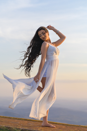 Imagem de um vestido branco longo